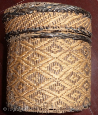 19th century central african baskestry weave are quite rare todays. as shown here it has condition problem but it is still a complete very collectable object from congo. made for this special  ...