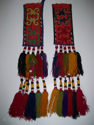 Pair of Kirghizistan igsalik (spoon bag).
Second quarter 20th c. 27 x 11.5 cm bag, 65 cm overall lenght.
One tassel lacks, a bargain price for this.        