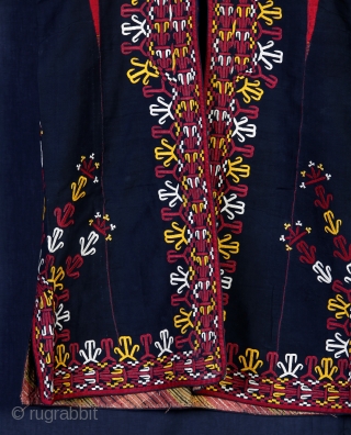 • CHYRPY •

This coat-veil (chyrpy) was often in cotton, embroidered with rows of stylised flowers, and among the Tekke its colour indicated the age of the weavers. Black is for a young  ...