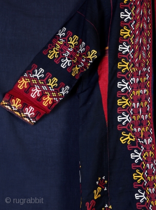 • CHYRPY •

This coat-veil (chyrpy) was often in cotton, embroidered with rows of stylised flowers, and among the Tekke its colour indicated the age of the weavers. Black is for a young  ...
