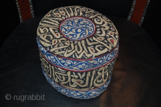 End of 19th century Yemen hat, in great condition, beautiful Islamic calliographie embroidery, nice colours, a very rare piece              