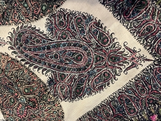 Very rare Indian scarf, hand embroidered 200/90 cms 
Small mouth holes                      