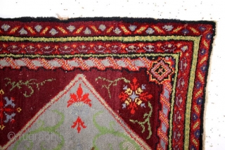 KVT rug, Koningklijke Vereenigde Tapijtfabrieken. 
Deventer. 
Machine made but also hand knotted carpets of high quality were wade here. 
around 1900. 
Hand knotted rug. 
140 x 87 Cm. 

    