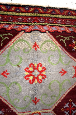 KVT rug, Koningklijke Vereenigde Tapijtfabrieken. 
Deventer. 
Machine made but also hand knotted carpets of high quality were wade here. 
around 1900. 
Hand knotted rug. 
140 x 87 Cm. 

    