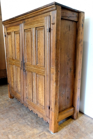 filing cabinet, 16th century. 

the original interior has largely been removed.
Beautiful blond quarter sawn oak.
No locks.

the supports are on the outside. This is a Dutch piece of furniture, but you sometimes see  ...