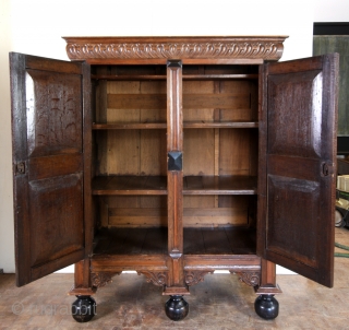 Dutch neo - classical kast. Around 1775 - 1785. 
Oak and rosewood with a great patine. 
In great condition. Original. 
Hight 172 Cm's 5 feet 12 inch. wide 132 Cm's.  4  ...