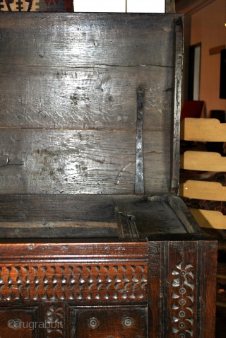 'Bahut', French for this kind of chest, 17th century. 
Oak with a beautifull patine 100% original. 
size 136 Cm. wide, 83 Cm. high and 63 Cm. deep. 

Comes in a box, USA  ...