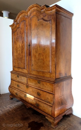 Dutch cabinet, 18th century. Beautiful burr walnut on oak.
Two doors above, the lower cabinet four  drawers. beautiful interior.
The cabinet can be disassembled for transport.
high 225 Cm wide 165 deep 58 cm.  ...