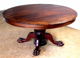 Large coulissen table. 
From Farley Hause ( USA) used in the Civil War by General John Sedgwick. 
With a richly decorated foot ending in four claw feet.
Bronze wheels under the legs.
The round  ...