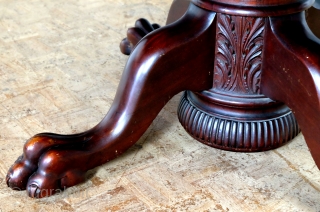 Large coulissen table. 
From Farley Hause ( USA) used in the Civil War by General John Sedgwick. 
With a richly decorated foot ending in four claw feet.
Bronze wheels under the legs.
The round  ...