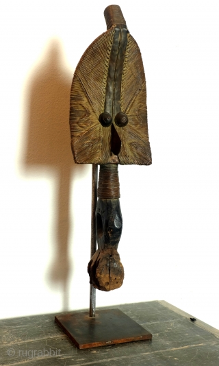 Kota Gabon,  mid 20th century. 
Guard at the tomb of a Chief.  
Copper over wood, this conserved the image.
hight: 56 Cm.-with stand: 65 Cm.       