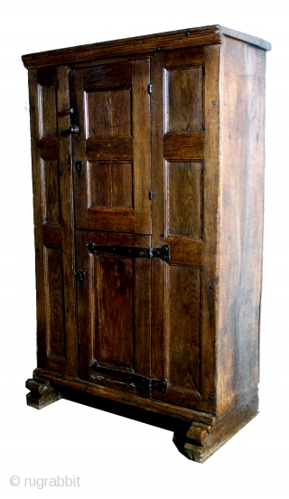 16th century, oak, high 155 cm. 5ft 2".
wide 93 Cm. 3ft 1". 
Secret compartment. 
Ask for details. 
Hard to say if Flamish, Dutch or German.        
