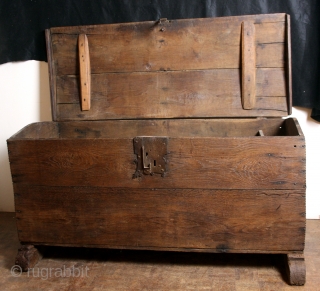 Gothic trunk, probably Dutch, around 1480 - 1550. 
Oak. In good condition. 
Original. 

Ask for details and transport costs. 
Easy to send. 

Long 150 cm. deep 60 cm. high 74 cm.  