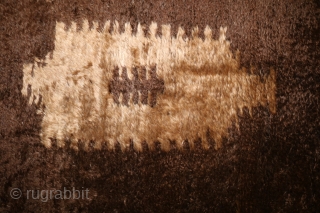 A very beautiful Tülü carpet around 1900, probably from Karapinar or Capadocia. The wool is undyed, completely natural. Size in cm 180x125cm 



Ein sehr schöner Tülü-Teppich um 1900, vermutlich aus Karapinar oder  ...