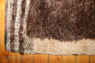 A very beautiful Tülü carpet around 1900, probably from Karapinar or Capadocia. The wool is undyed, completely natural. Size in cm 180x125cm 



Ein sehr schöner Tülü-Teppich um 1900, vermutlich aus Karapinar oder  ...