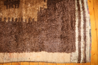 A very beautiful Tülü carpet around 1900, probably from Karapinar or Capadocia. The wool is undyed, completely natural. Size in cm 180x125cm 



Ein sehr schöner Tülü-Teppich um 1900, vermutlich aus Karapinar oder  ...