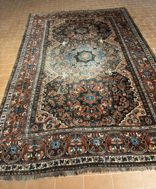 South Persia.
Size 171 x 263 cm.
For more pics and informations ask.
I live in Florence.                   