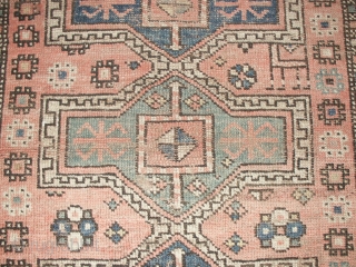   Rustikaler Kleiner antiker Kasack 20 Jh, ca. 113 X 136 cm.
  Archaischer Facharlo Medaillons,seltene natur Farben,
  Etwas Gebrauchspuren ansonsten vollstandig erhalten.
        