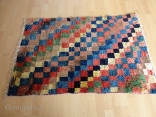 
  Superb  and  rare antique Persien Bachtiari  longpile  Gabbeh  rug  87 X 129 cm.

  Pile from  great  shiny wool , natural colors  ...