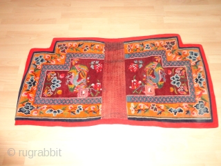 

  Very  fine  and  lovely  Tibetan  saddle rug  round  1920

  134 X 67  cm.  Excellent  condition .    