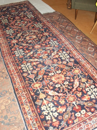   Antique  Sultanabad  runner  19 Jh.  100 X 302  cm.
  Beautiful pattern with superb natural colours .
  Very slight wear otherweis in good condition  ...