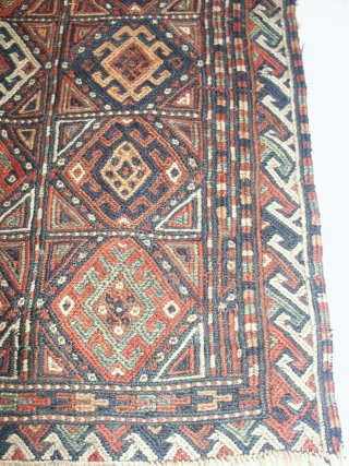 


   Fine  antique  Kurd  Sumag bagface 19 th  century 60 X 67 cm.
   All  beautiful natural  colors ,excellent coindition .
   