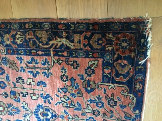 Sarouk approx. 1910 in a used condition/ in need of small repairs but still a small decorative rug. Size: 118 cm x 65 cm.         