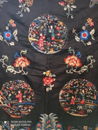 Ancienne robe de femme chinoise du XIXe siècle, broderies étonnamment réalisées avec de magnifiques figures et fleurs
Les deux manches ont des figures rares à la fin, l'état et les couleurs sont en  ...