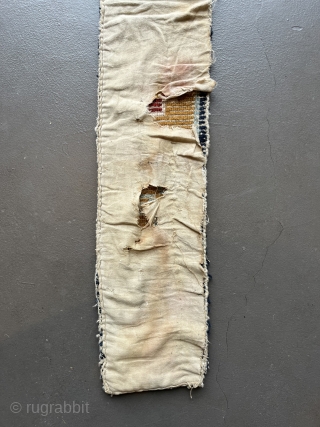 Extremely rare knotted band. Reminiscent of a tent band. Central Tibet (Tsang).
The ribbon was in the middle sewn together, edged with a fabric on the back. No restoration, original condition. There is  ...