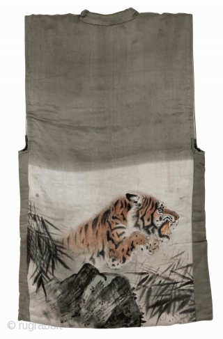 ‘Tiger’ han juban, Japan, Meiji (circa 1890), cm 94x54. The ‘han juban’ is an half length garment which is worn under a kimono. Those used by women were, in the past, often  ...