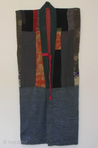 Yose juban, Japan, Edo (circa 1800), cm 130x60. The ‘juban’ is a garment which is worn under a kimono. As ‘yose’ means ‘pieced’, those obtained by hand-sewing together silks from discarded kimonos  ...