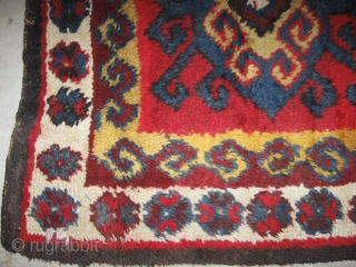 Antique Uzbek Djulkhir, bearskin, Central Asia, circa 1900, nice natural colors, the red color is run in some places, please see photos. In very good condition, 100% pile, very soft, 100% wool.  ...