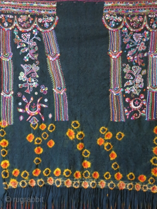 Tunisa Arab tribal wedding veil. embroidery on hand loomed and tie-dyed wool fabric. Traditional Tunisian couching embroidery with their designs. Circa 1940s
Size: 30″ X 42″ with tassels      