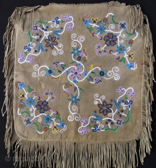 Northwest of United States, Indian fine beaded emrboidery on bufallo skin pillow case, circa 1900 - 1920s great condition. Size : 21 " X 21 " - 53 cm X 53 cm  ...