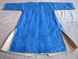 Gorgeous Fur lined and damask blue silk chinese man's coat - late 19c - Blue silk damask with peonies and lotus. It is fully lined with a patchwork of buckled thin fur,  ...