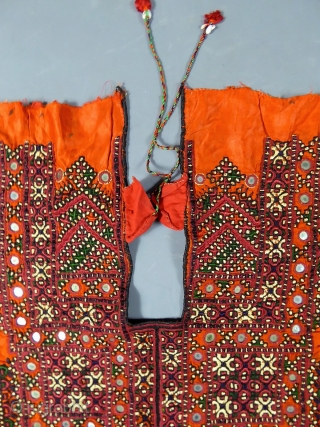 Indian Kutch Or Gujarat silk and embroidered blouse early 20 c. Pecfect condition.
More information on http://villa-rosemaine.com/bourse/pieces/blouse-kutch-sindh-ou-gujarat-indes-d%C3%A9but-20e                 