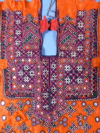 Indian Kutch Or Gujarat silk and embroidered blouse early 20 c. Pecfect condition.
More information on http://villa-rosemaine.com/bourse/pieces/blouse-kutch-sindh-ou-gujarat-indes-d%C3%A9but-20e                 