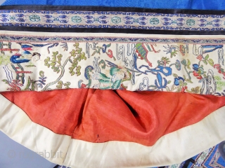 Informal chinese jacket for women - 19c Qing Dynasty. With lion's badges. Excellent condition except dicret water halo on the blue silk and light spots on cream silk handles. Hight 63 cm,  ...