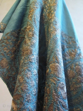 Turquoise Pashmina sash embroidered with silver thread - Kashmir India early 19c- 
Circa 1800/1840

India for western

Amazing turquoise pashmina sash or scarf embroidered with silver thread in India (Kashmir) for Western Europe. Embroidered  ...