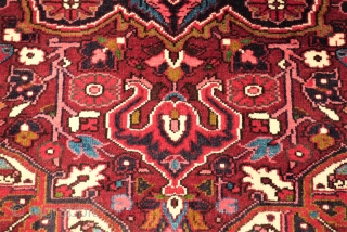 Perfect small Heriz rug. Size: 107 x 137 cm. Very good condition.                     