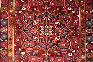 Perfect small Heriz rug. Size: 107 x 137 cm. Very good condition.                     