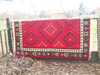 Old Sarkoy Pirot kilim, 70-80 years old, in excellent condition.
Measuring about 2.7 k2m.

                    