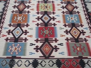 The old Anatolian Sarkoy kilim, about a hundred years old, measuring about 290 to 190cm.
                  