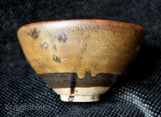 Antique Japanese early Taisho era (1912-26) seto tenmoku chawan tea bowl from Aichi Prefecture in southern Japan near Nagoya. Mid chestnut brown tenmoku ‘hare’s fur’ glaze over a dark brown underglaze. Size  ...