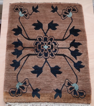 Tibetan small rug (81cm x 62cm), full pile, extremely well balanced naturalistic drawing of a lotus flower. 
More or less subtles abrashes in the dark and brown parts, no repair, still wearing  ...