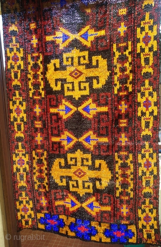 Very decorative , old and rare Uzbek glass beads screen, 49cm x 119cm.
Its colors change depending on the light, from dark to very clear and saturated.

Very good condition, no stain, no rot,  ...