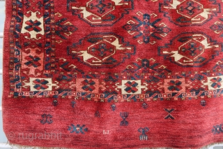 Old and beautiful Ersari / Kizil Ayak chuval face in very good condition (126 cm x 83 cm). Unusual random elements displayed in the skirt.
Beautiful saturated dyes and high pile all over.  ...