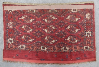 Old and beautiful Ersari / Kizil Ayak chuval face in very good condition (126 cm x 83 cm). Unusual random elements displayed in the skirt.
Beautiful saturated dyes and high pile all over.  ...