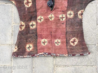 Tibetan coat. Red background with ball flower veins. Good age and condition. The height is 68cm, and the sleeve spread length is 150cm
          