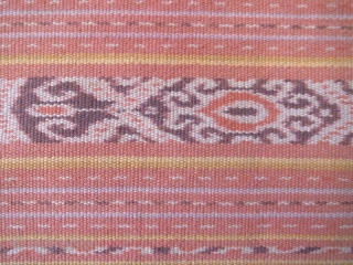 item : ikat
country : Flores Island, Indonesia
material: cotton
size : 100×225cm
weight : 750g                     